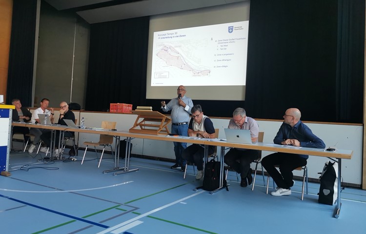 Jürg Grau (Mitte) und der restliche Gemeinderat setzten sich für die Umsetzung des Tempo-30-Konzepts ein.