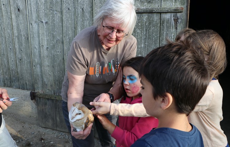 Sophie Baumann, Präsidentin des Naturschutzvereins Flaachtal, zeigte den Kindern die Jungtiere.