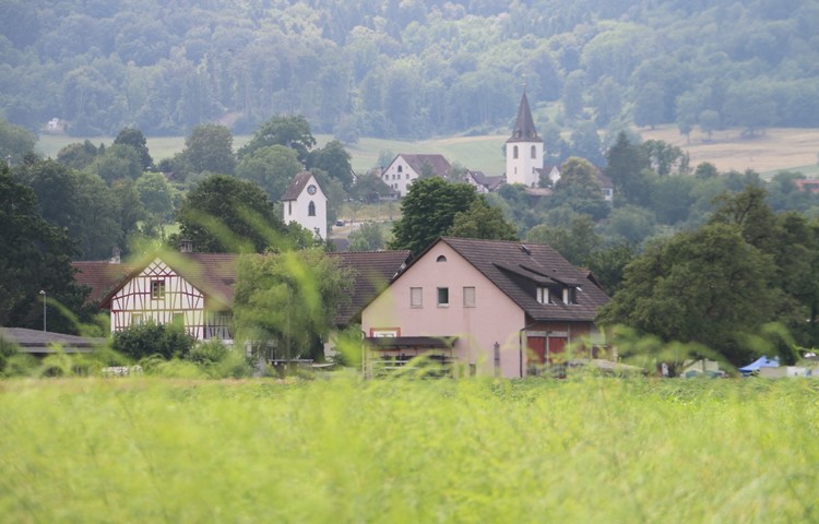 Von der Ellikerstrasse her sieht man die Türme der Kirchen Flaach und Berg am Irchel nahe beieinander. Würde eine aufgegeben, dann die Mutterkirche der Gemeinde, jene in Berg, die am ältesten ist.