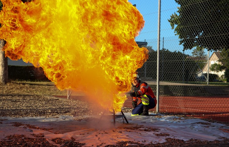 Brennendes Fett nie mit Wasser löschen! – Das war die Botschaft der Stichflamme an der Feuerwehr-Hauptübung.