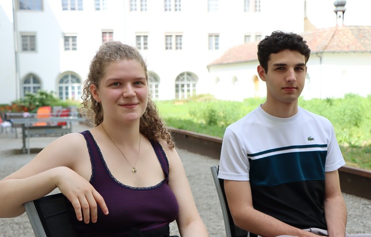 Mira Szokody und Gianni Jiosuè Wiede sind zwei der 96 Nachwuchstalente. Sie nehmen auf der Klosterinsel Anlauf fürs Violinisten-Studium – ihre Dozierenden in Rheinau werden sie in den nächsten Monaten an den Hochschulen Bern und Berlin in die akademische Ausbildung aufnehmen.