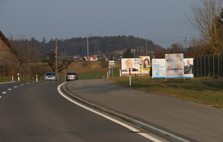 Wahlkampf 2015 – Ossingen toleriert Plakate auf dem Gemeindeland bei der Grube. Die meisten Standorte in der Region gehören jedoch Privaten.