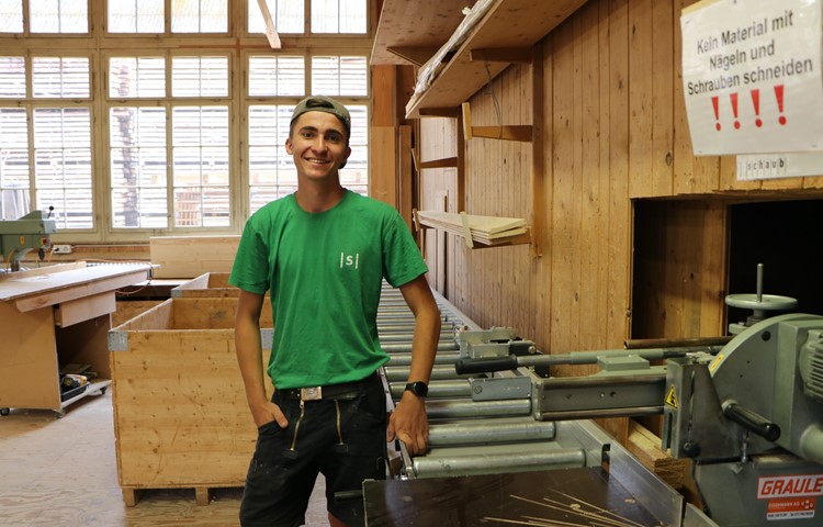 Frisch diplomierter Zimmermann mit Bestnoten: Nils Stäuber in der Werkhalle, wo die Bauteile vor der Aufrichtung auf der Baustelle gefertigt werden.