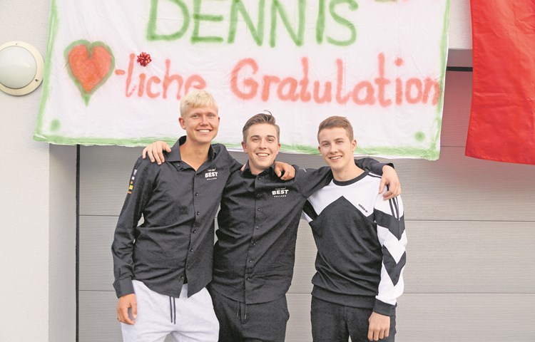 Der frisch gebackene Schweizer Meister Dennis Muggli aus Buchberg wird flankiert von seinen Freunden Philipp (links) und Luca (rechts). Vereine und die Feuerwehr empfingen den 17-Jährigen in seinem Heimatdorf.