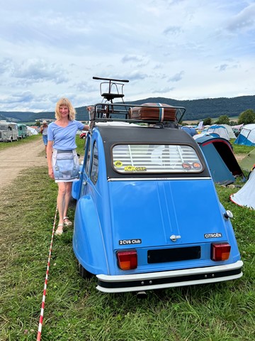 Uschi Kühne neben einem Citroën 2CV, der «Ente» oder auch «Döschwo» genannt wird. Auch wenn sie den passenden Rock dazu hat, es ist nicht ihr Auto.