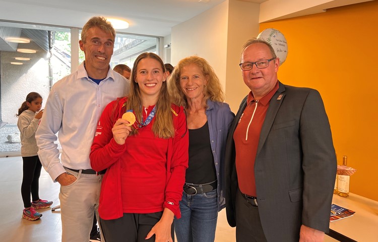 Die stolze Goldmedaillengewinnerin Angelica Moser mit ihren Eltern Severin (links) und Monika sowie ihrem Onkel und Swiss-Olympic-Präsident Jürg Stahl.