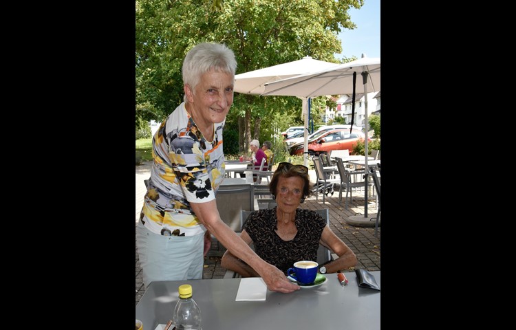 Margrit Lüthi (stehend) serviert nicht nur Kaffee. Sie bringt Leben in den Alltag des Alterswohnheims Flaachtal.