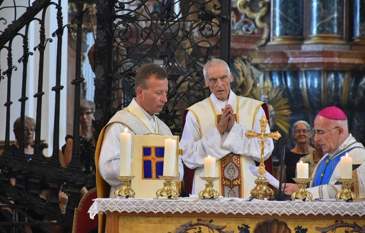 Der Churer Bischof Joseph Maria Bonnemain (rechts) vereidigte Johannes M. Oravecz als neuen Pfarrer von Rheinau. In der Mitte der langjährige Vorgänger Rolf Maria Reichle.
