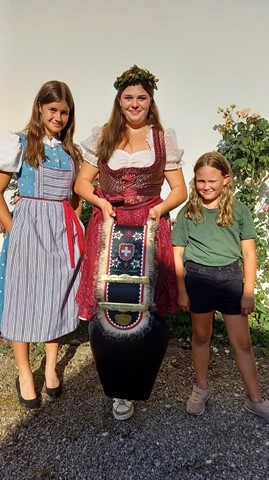Blanca Keller (Basadingen) mit der Siegertreichel zwischen den ebenfalls für den Schaffhauser Schwingverband in Uezwil AG gestarteten Chiara Tognella (links, Merishausen) und Anja Wanner (Schleitheim).