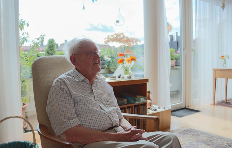 Walter Schoch lebt gemeinsam mit seiner Frau Maya im Konradhof in Winterthur. Von 1948 bis 1988 unterrichtete er 40 Jahre lang an der Primarschule Kleinandelfingen. Heute feiert er seinen 100. Geburtstag.