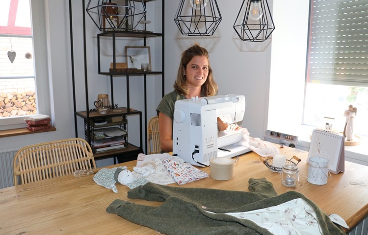 Lea Dätwyler liebt das kreative Arbeiten an der Nähmaschine.