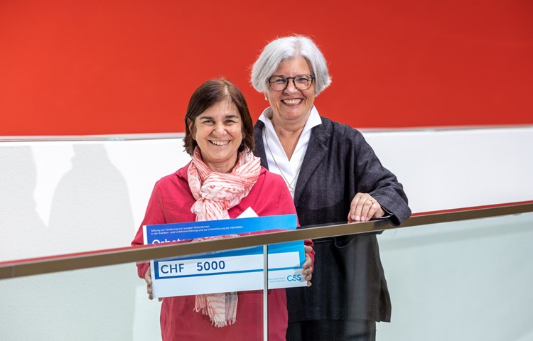 Liselotte Vogt, Geschäftsleiterin der Stiftung Orbetan (links), durfte Anfang Sommer den Preis von CSS-Stiftungspräsidentin Lucrezia Meier-Schatz in Empfang nehmen.