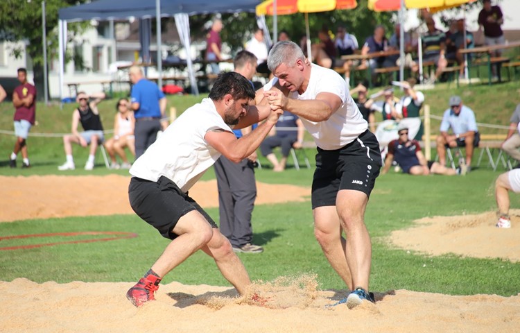 Jeremy Vollenweider (links) und Samuel Giger duellierten sich sowohl im Ringen (Bild) als auch im Schwingen.