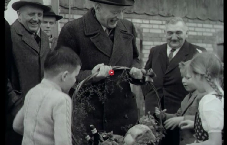 Szene mit Bundesrat aus der Filmwochenschau zu Stammheims grosser Festwoche im Jahr 1953.