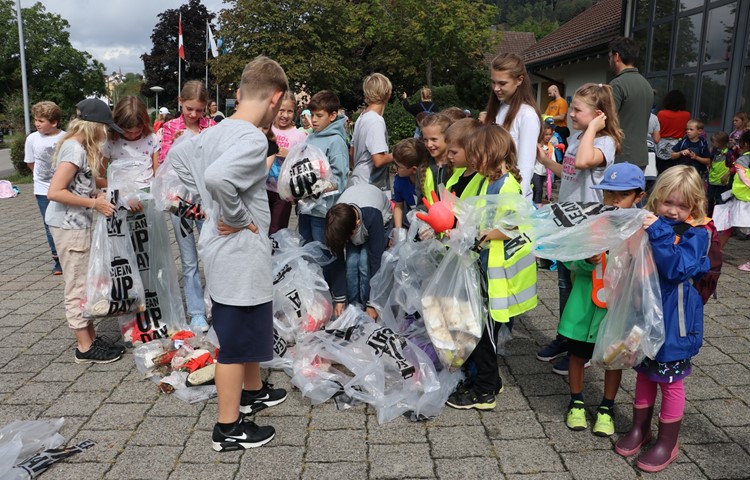 Ausgerüstet mit Säcken und Gummihandschuhen machten sich rund 100 Kinder des Kindergartens und der Primarschule bis zur fünften Klasse auf, um die Strassen und Wege von Uhwiesen von Abfall zu befreien.