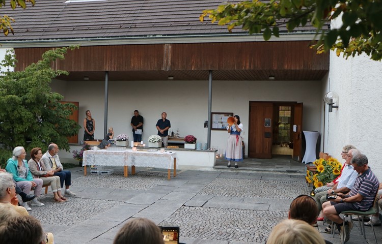 Mit Holztrichter und Tracht: Sonja Lieberherr singt vor der Kirche Truttikon den Toggenburger Alpsegen.