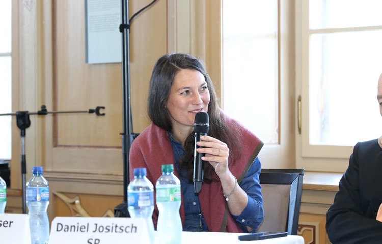 In der ersten Runde diskutierten Tiana Moser (GLP, Zürich)...