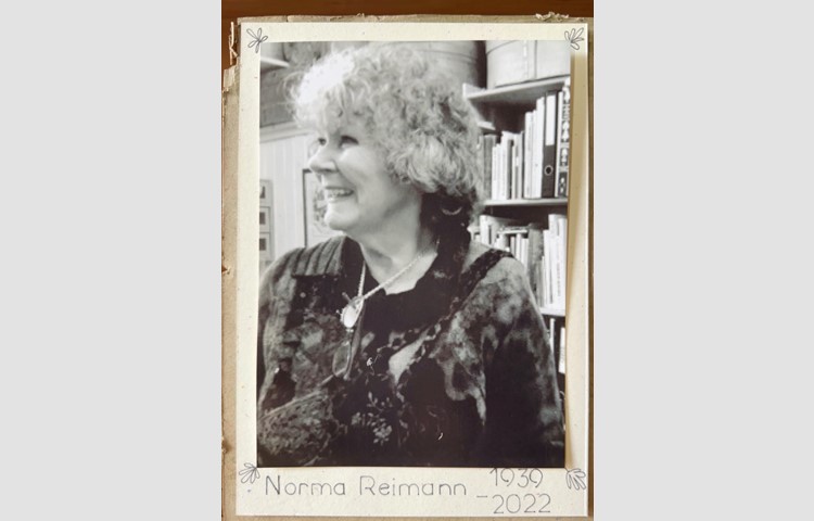 ... die ihre Mutter Norma Reimann selbst gestaltet hat.