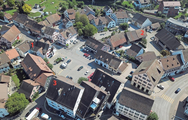 Im Zentrum von Andelfingen sollen die Liegenschaften an der Thurtalstrasse 17 (1) und der Obermühlestrasse 2 (2) verkauft werden, um unter anderem das Verwaltungsgebäude (3) sanieren zu können.