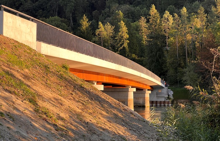 Neue Brücke auf alten Pfeilern: Cortenstahl leuchtet in der Abendsonne.