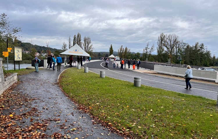 Früher verlief die Strasse zur Brücke fast im 90-Grad-Winkel. Bis Februar 2024 bleibt die Brücke «Point de vue» einspurig befahrbar – zuerst müssen Abschlüsse gemacht und die alte Brücke demontiert werden.