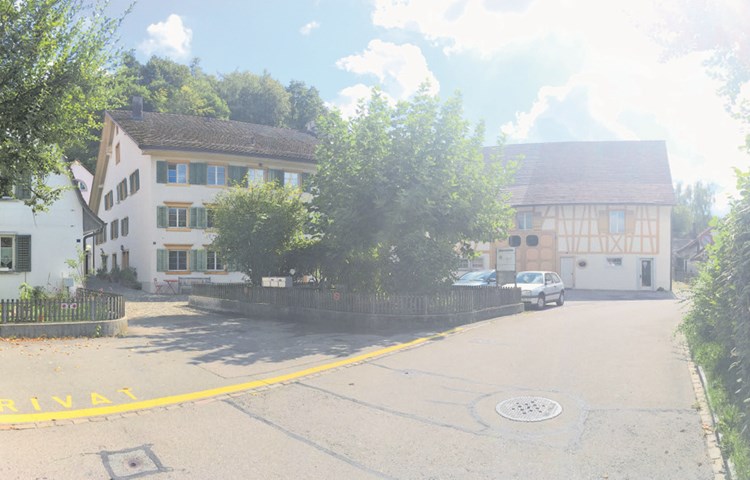 Das (leicht verzerrte) Panoramabild zeigt die drei Gebäude, welche die Gemeinnützige Genossenschaft Mühlibach Andelfingen bis Ende Jahr kaufen möchte.