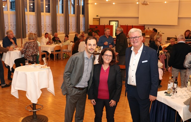 Wahlkampf für die FDP auf verschiedenen Ebenen: Richter Patrick Blumer, Parteipräsidentin Linda Mathis und Nationalratskandidat Martin Farner an der Feier im Schwertsaal.