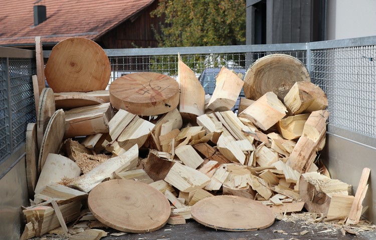 Wo gehobelt wird, fallen Späne. Wenn Sportholzfäller zu Motorsäge und Axt greifen, bleibt auch gröberes Material übrig. Das Abfallholz kommt später in ein Sägewerk und wird zu Schnitzeln verarbeitet.
