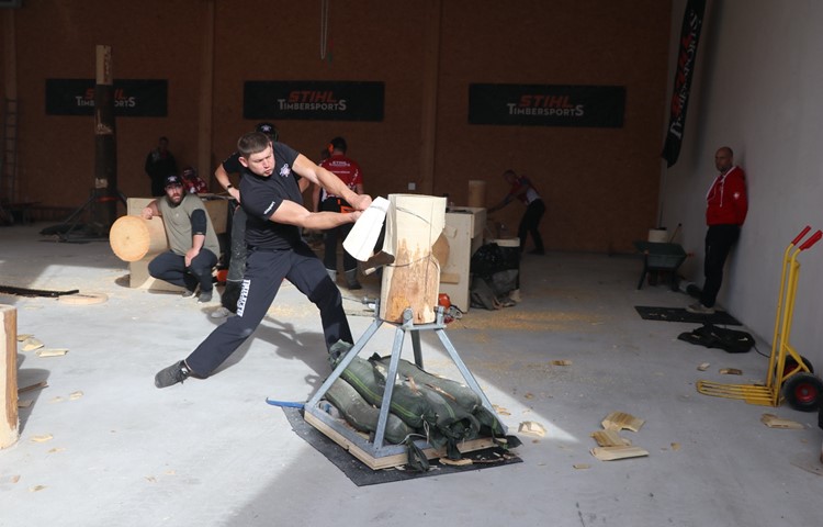 Timbersports erfordert Koordination, Präzision und eine ordentliche Portion Kraft – wie hier Jason Lentz beim Standing Block Chop.