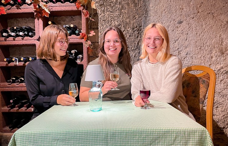 Selbstverständlich mit Wein aus der Region (v.l.): Die angehenden Umweltingenieurinnen Lisa Meyer, Jennifer Baldissera und Melanie Stöckli.