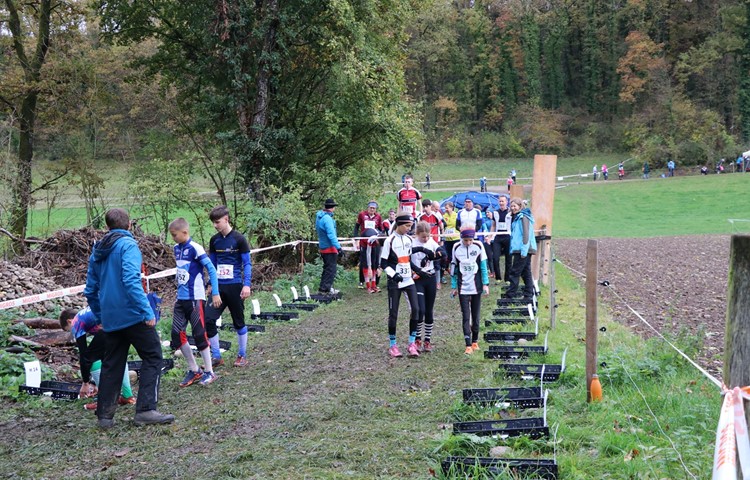 OL-Sport begeistert auch junge Leute. Die Strecke zwischen Garderoben im Dorf und Wettkampfgelände im Wald legten sie übrigens zu Fuss zurück.