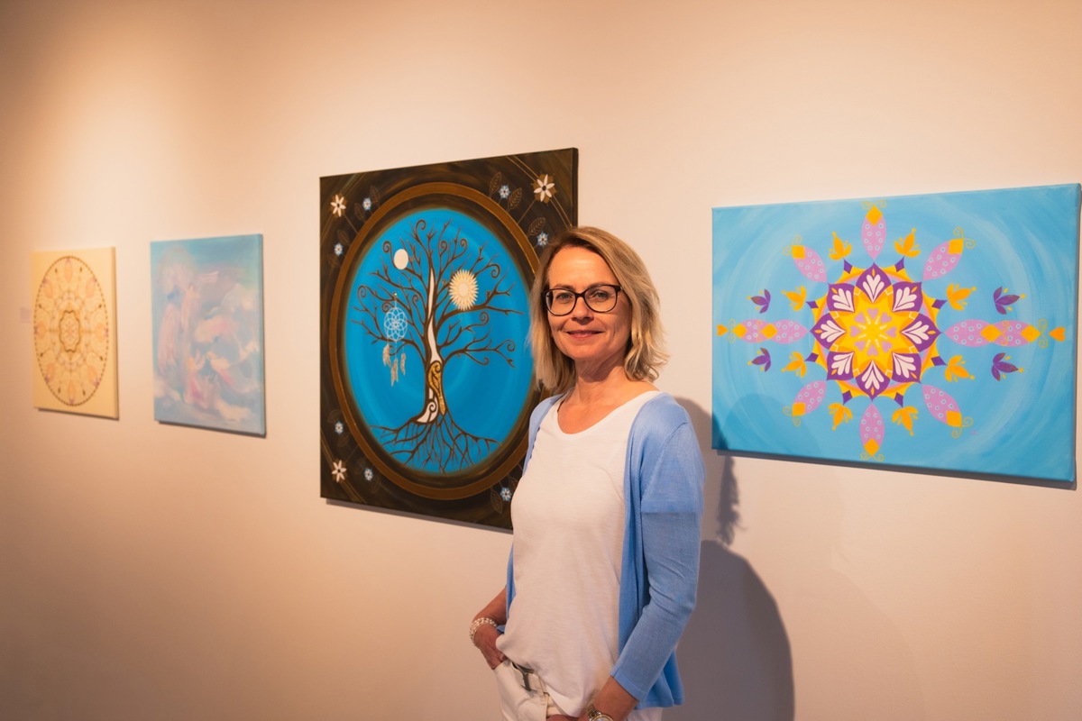 Andrea Koller vor ihren Bildern, in denen sich Struktur und freies Gestalten begegnen. 