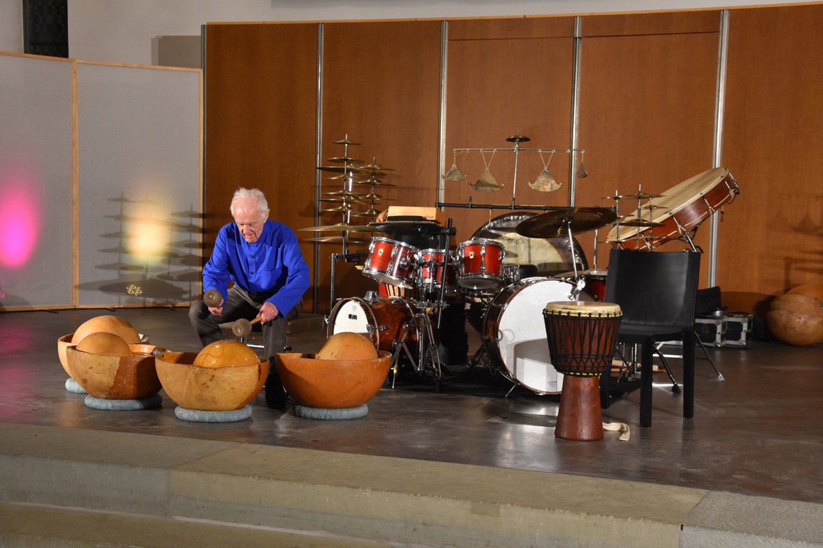 Der 88-jährige Perkussionist Pierre Favre verzauberte in Andelfingen mit Klangexperimenten und ungebremster Spielfreude. Der 88-jährige Perkussionist Pierre Favre verzauberte in Andelfingen mit Klangexperimenten und ungebremster Spielfreude.