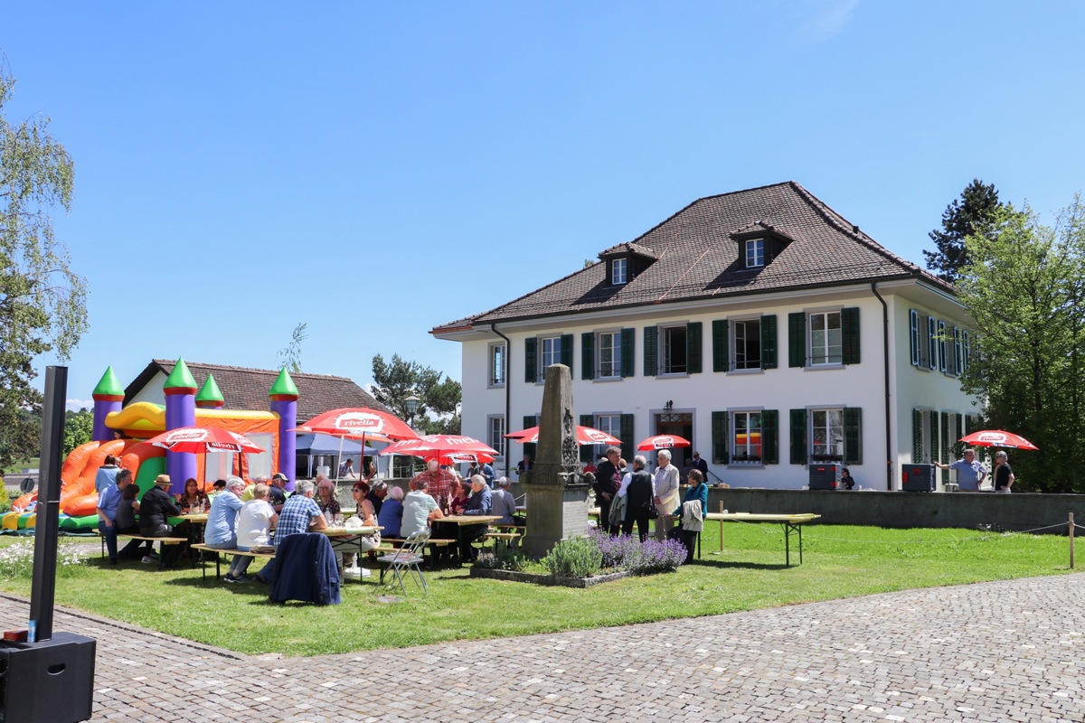 Das sanierte Pfarrhaus wurde letztes Wochenende feierlich eingeweiht. Links neben der Regenrinne ist der neue Anbau ersichtlich.