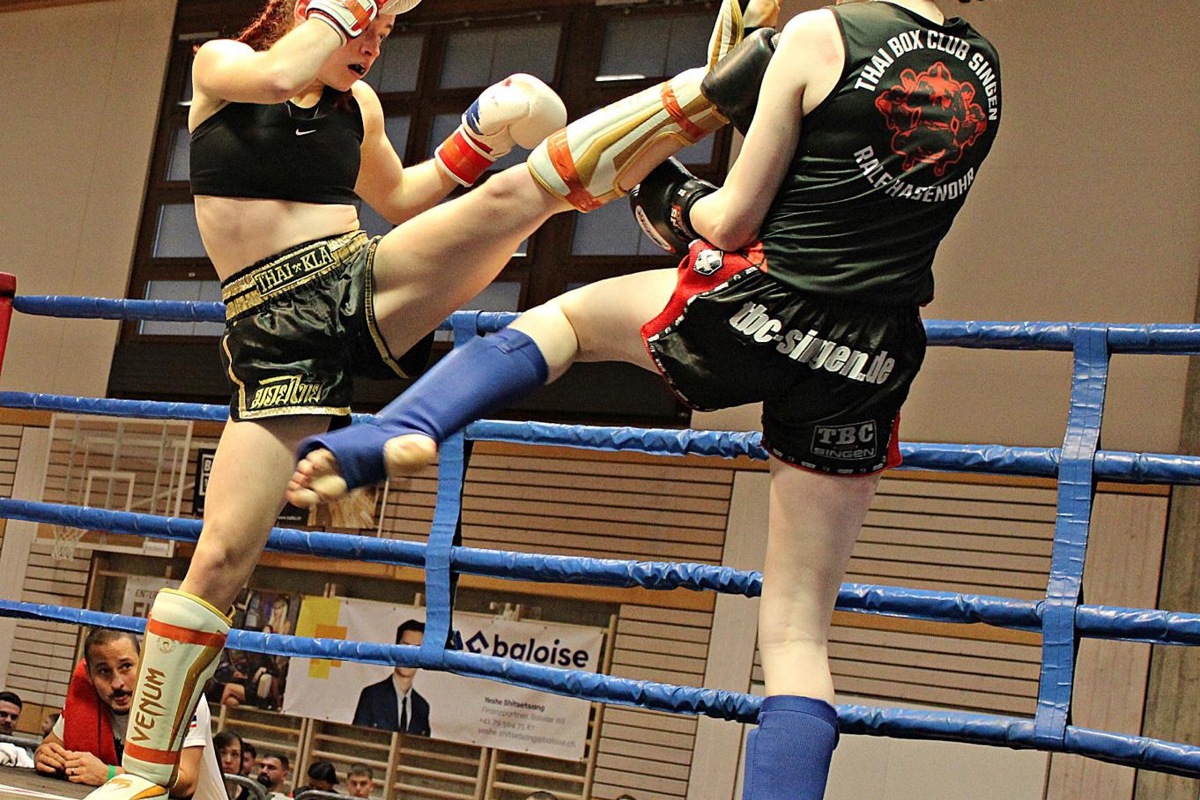 Kim Bühler (links) im Kickbox-Wettkampf