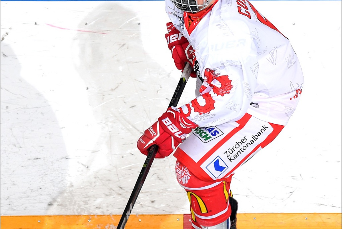 Blickt gespannt nach vorn: Mike Cuesta im Dress des EHC Winterthur.