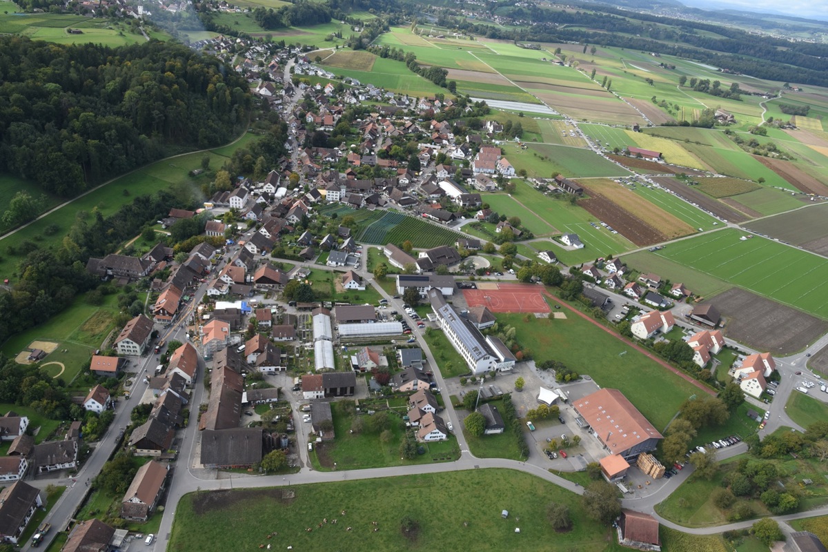 Flaach von oben am Herbstfest 2019. Betroffen sind vor allem Gebäude entlang der Hauptstrassen.