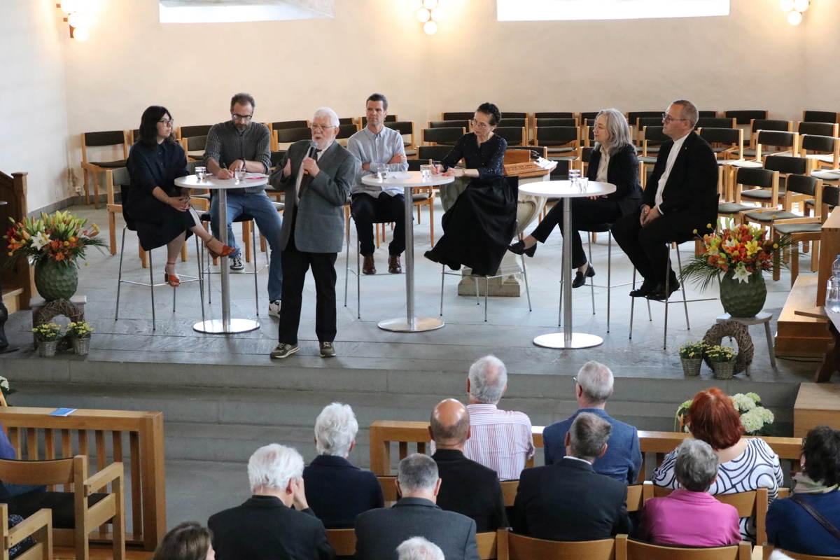 Nach dem Gottesdienst stellte Organisator Hanspeter Maag das Podium vor (von links): Serap Kahriman, Valentin Abgottspon, Felix Reich, Marianne Binder-Keller, Esther Straub und Luis Varandas.