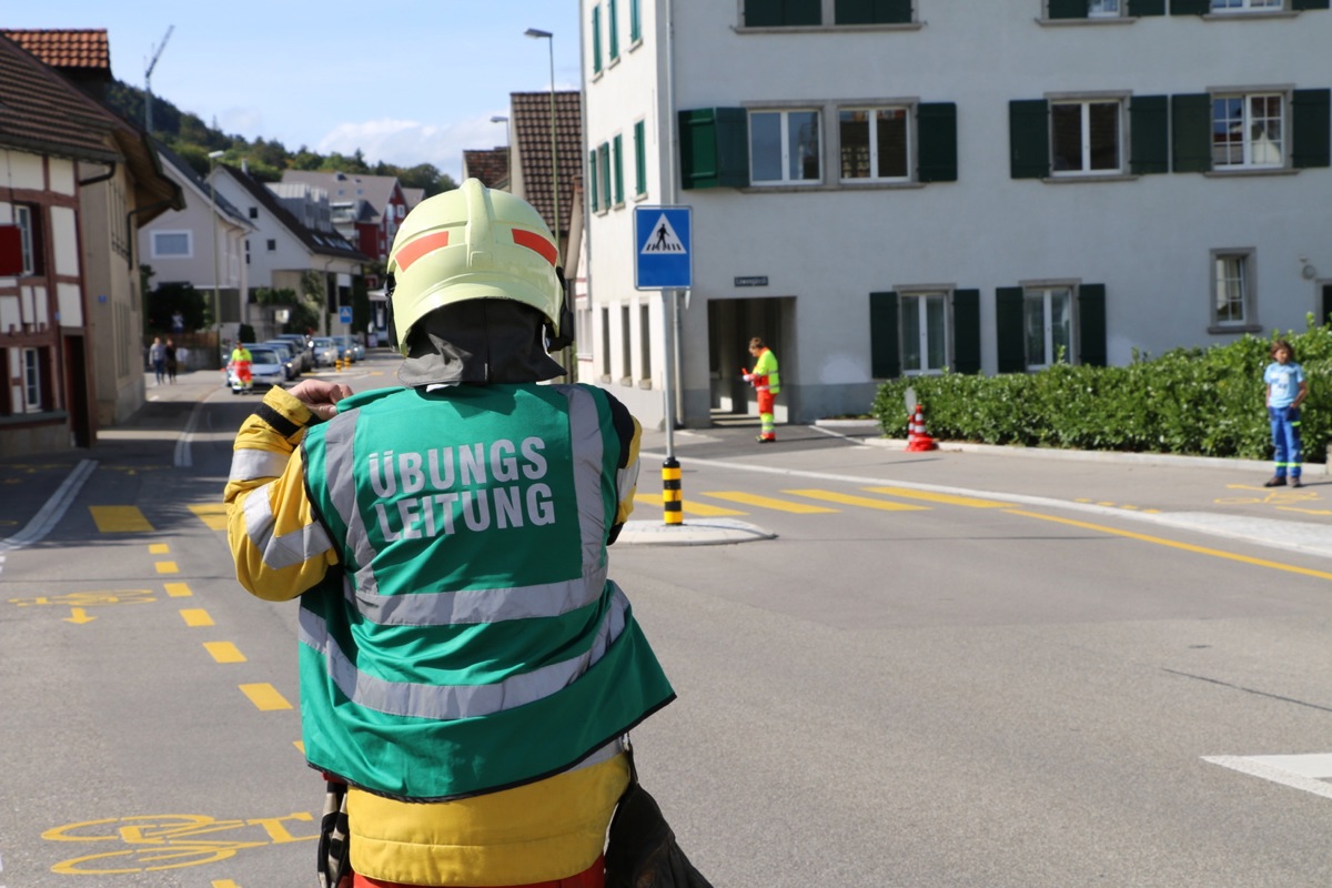 Unter der Aufsicht des Übungsleiters wurde – ausnahmsweise – zuerst die Strasse gesperrt. Unter der Aufsicht des Übungsleiters wurde – ausnahmsweise – zuerst die Strasse gesperrt.