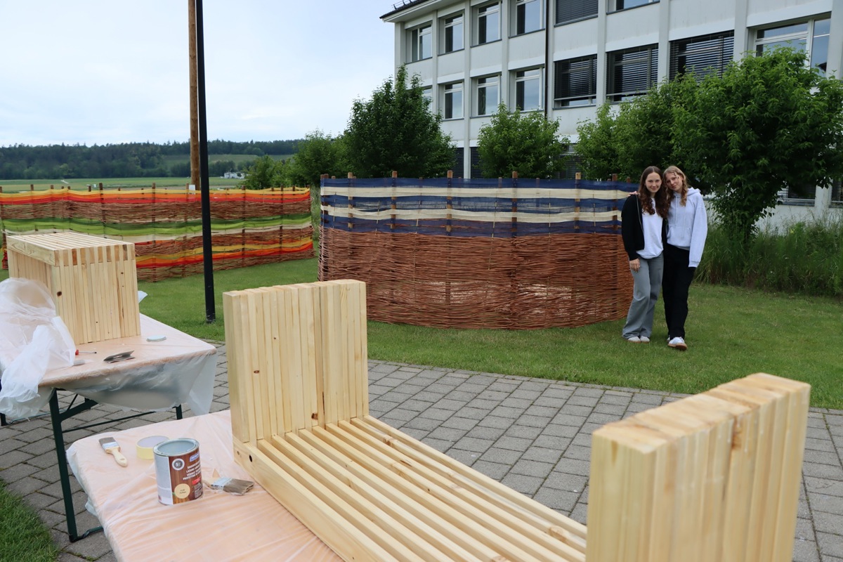 Wie soll man es nennen? Lernpferch? Jedenfalls könnte dort nun bei gutem Wetter Schule stattfinden. Die Influencerinnen Lene (links) und Ella werden es nicht lange geniessen können