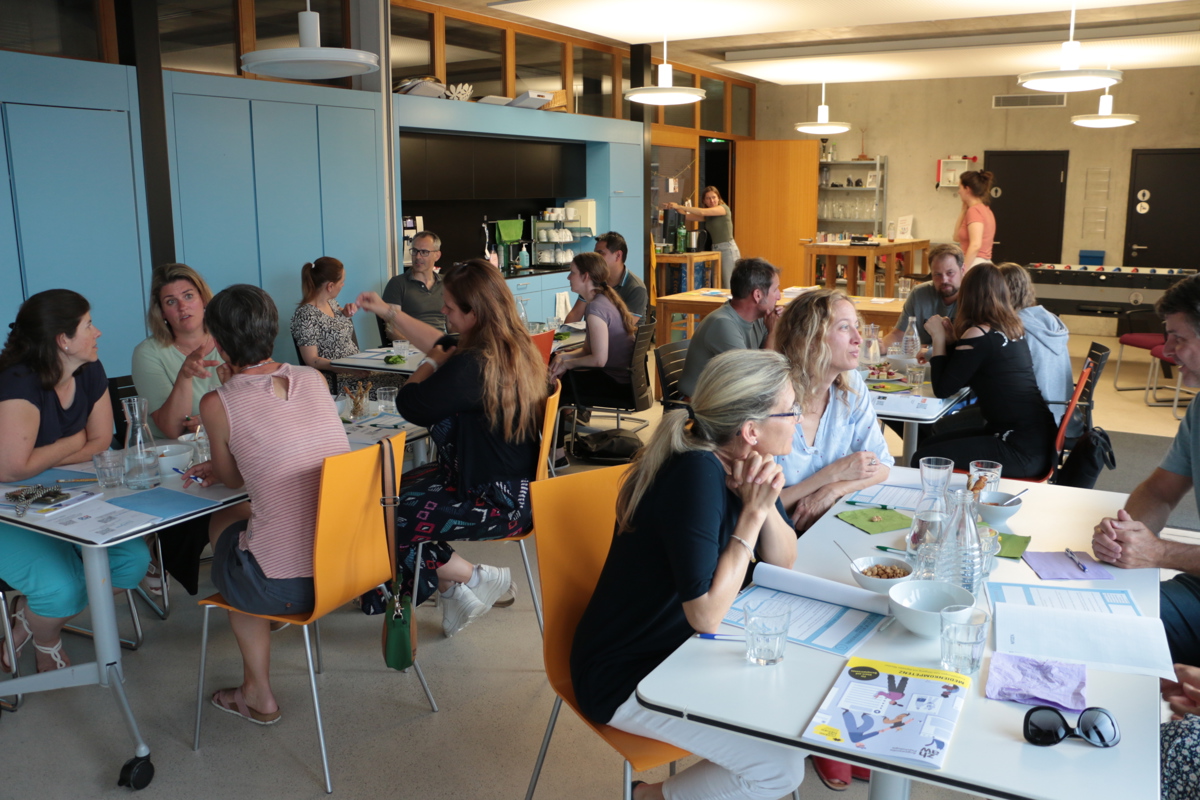 In Vierergruppen eingeteilt, unterstützten sich die Kursteilnehmenden in Form von Diskussionsrunden gegenseitig. In Vierergruppen eingeteilt, unterstützten sich die Kursteilnehmenden in Form von Diskussionsrunden gegenseitig.