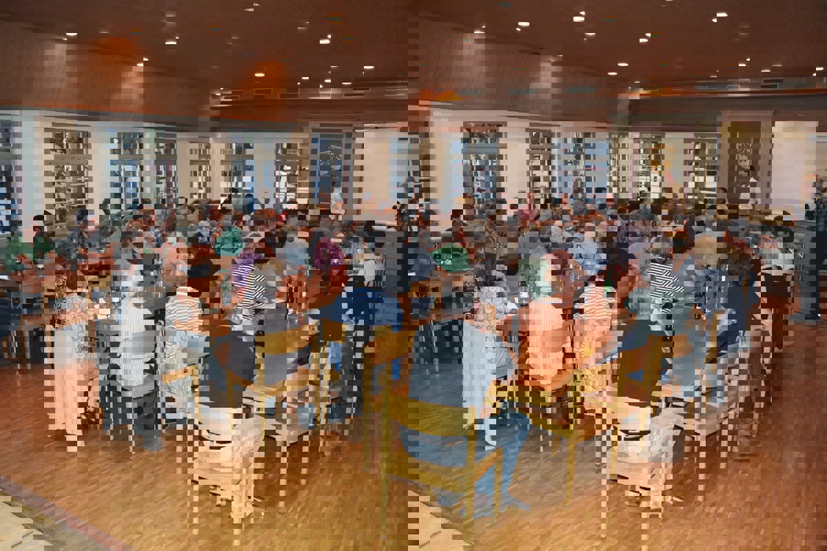 Viele Marthaler diskutieren im Stubesaal über ein mögliches Tiefenlager in ihrem Dorf.