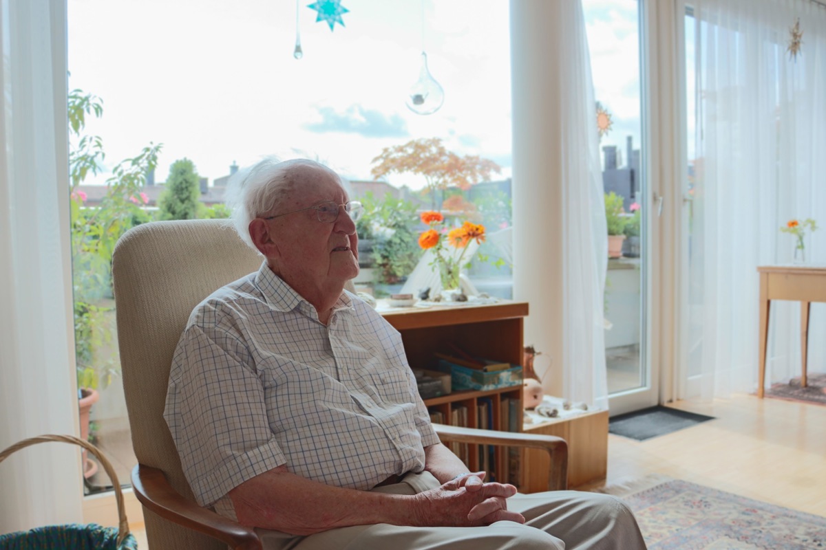 Walter Schoch lebt gemeinsam mit seiner Frau Maya im Konradhof in Winterthur. Von 1948 bis 1988 unterrichtete er 40 Jahre lang an der Primarschule Kleinandelfingen. Heute feiert er seinen 100. Geburtstag.