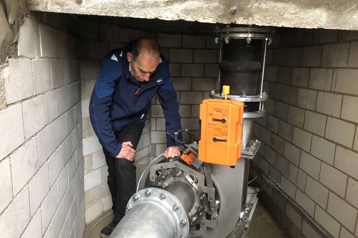 Projektleiter Peter Eichenberger bei der Montage der Turbine bei der Obermühle von Regula und Jürg Beglinger.