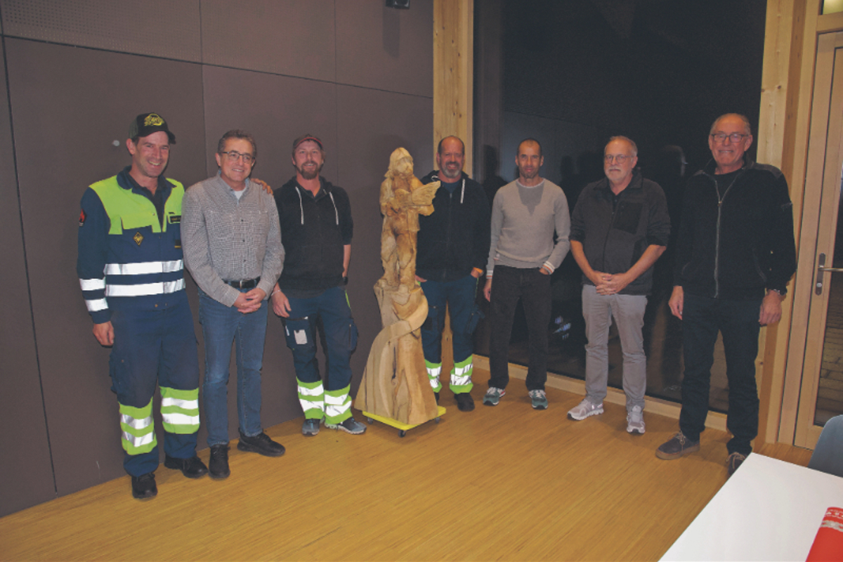 Zum Abschied von Martin Kramer (Mitte) kamen auch alle ehemaligen Kommandanten: Robert Braun, Beat Gisler und Hanspeter Bruderer (von rechts). Von links der neue Ausbildungschef Andreas Kuratli, Zweckverbandspräsident Marcel Staub und der aktuelle Kommandant der Feuerwehr Flaachtal, Sandro Ruf.