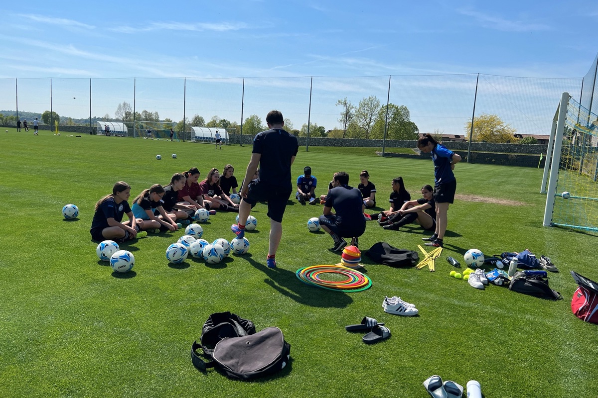 Der FC Ellikon/Marthalen will weitere Mitglieder für seine Frauen- und Mädchenabteilung anlocken. Das Bild stammt aus dem Trainingslager der B- und C-Juniorinnen