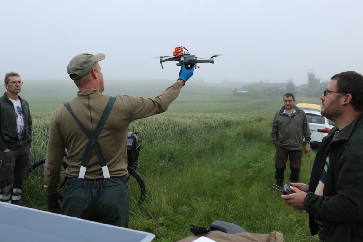 Markus Wipf (l.) möchte seine Ökowiese mit gutem Gefühl mähen Markus Wipf (l.) möchte seine Ökowiese mit gutem Gefühl mähen