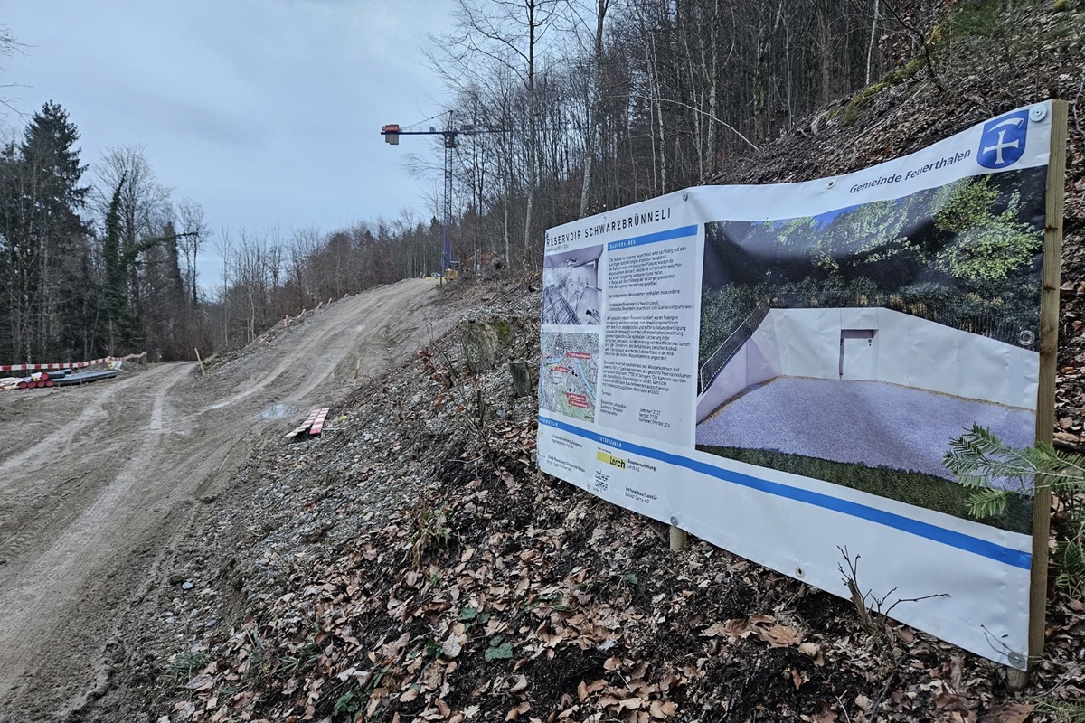 Im Cholfirstwald sind die Arbeiten für das neue Hochreservoir «Schwarzbrünneli» in vollem Gange. Ende Jahr soll das Projekt abgeschlossen sein. Die Anlage wird in den Wald eingegliedert Im Cholfirstwald sind die Arbeiten für das neue Hochreservoir «Schwarzbrünneli» in vollem Gange. Ende Jahr soll das Projekt abgeschlossen sein. Die Anlage wird in den Wald eingegliedert