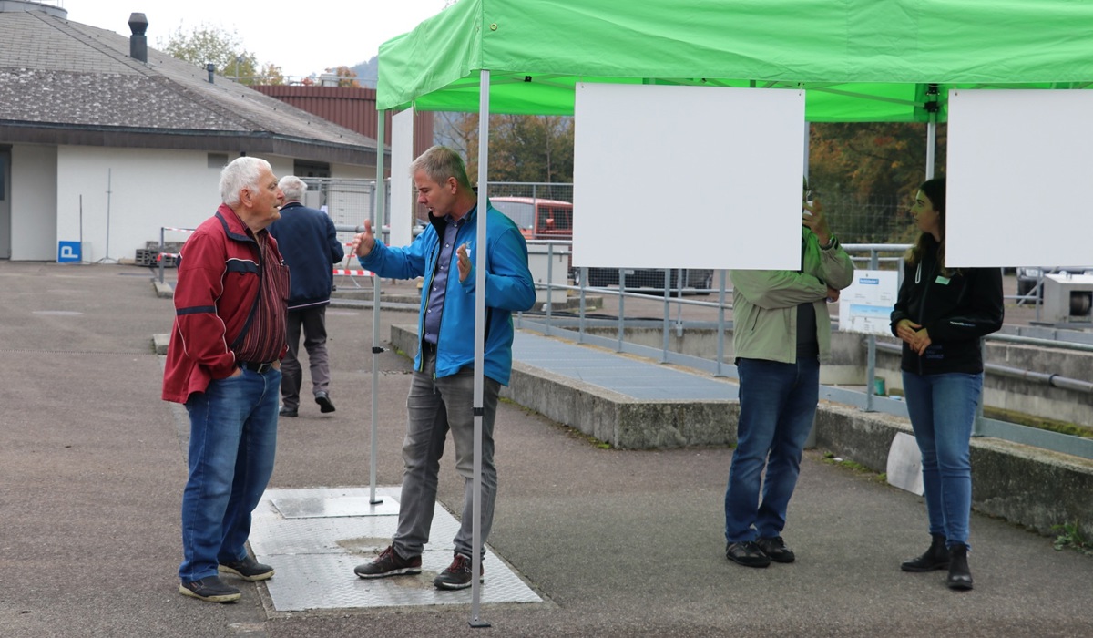 gemeinderat-und-vorstandsmitglied-reto-zimmermann-in-blau-und-flavia-gretener-vom-ingenieurbu-ro-r-erkla-ren-die-details-des-geplanten-bauprojekts.jpg gemeinderat-und-vorstandsmitglied-reto-zimmermann-in-blau-und-flavia-gretener-vom-ingenieurbu-ro-r-erkla-ren-die-details-des-geplanten-bauprojekts.jpg