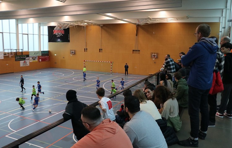 Volle Zuschauerränge am Samstag in der Andelfinger Sporthalle, während unten das E-Junioren-Spiel Ellikon/Marthalen (blau) gegen Schwamendingen lief.
